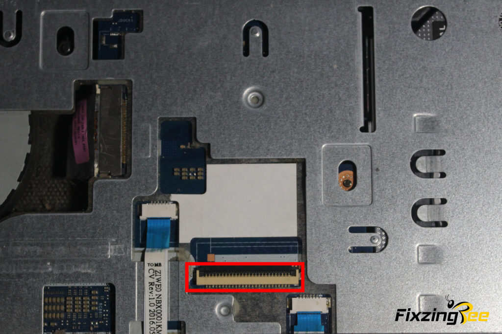 Cleaning up the keyboard and laptop connection slot