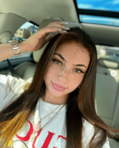 Model Ash Kash bio information